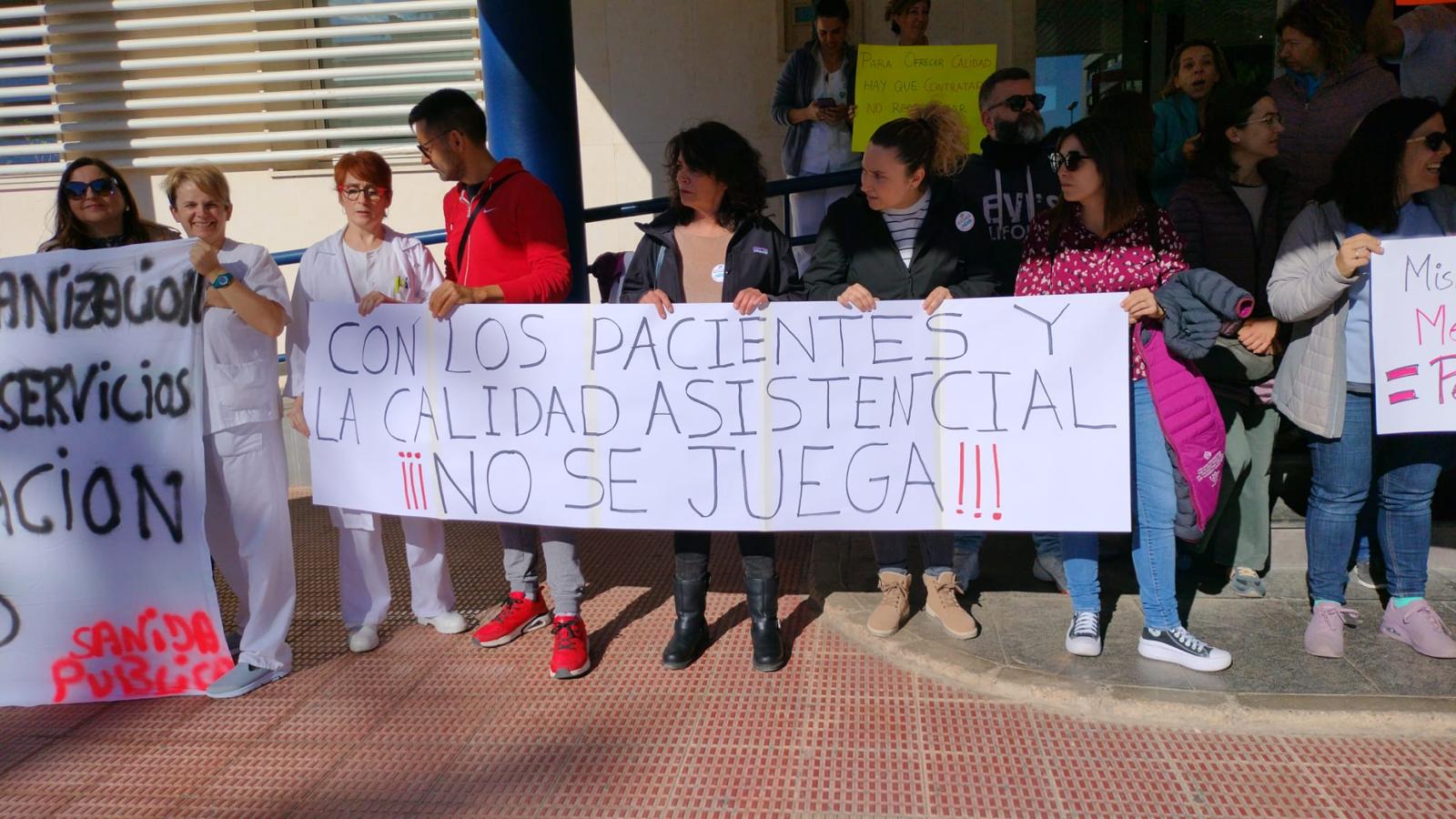 Personal de enfermería y TCAES en la protesta a las puertas del Hospital