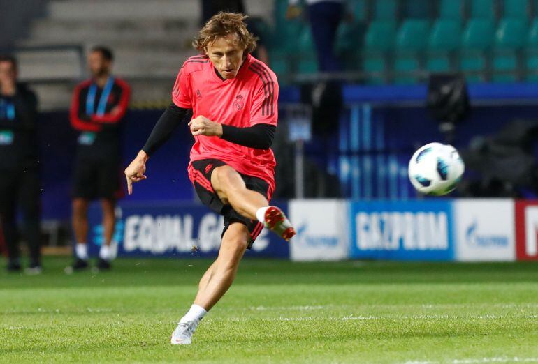 Modric entrenando antes del partido de la Supercopa de Europa