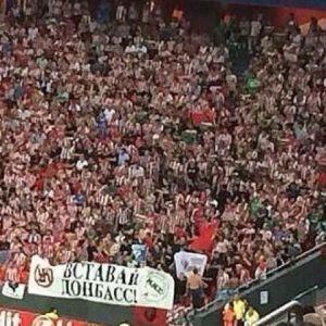 Aficionados exhiben una pancarta de apoyo a las milicias prorrusas en el fondo norte de San Mamés durante el partido de ida frente al Shakhtar