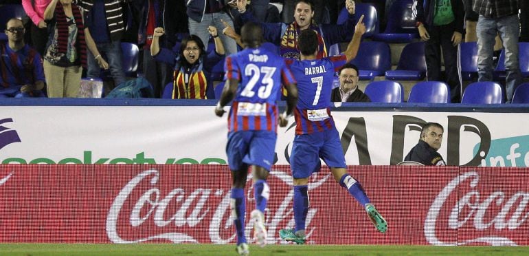 El delantero del Levante David Barral celebra la consecución del primer gol de su equipo ante el Almeria.