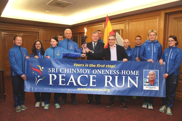 Antonio Silván recibió a los participantes en la Carrera de la Paz