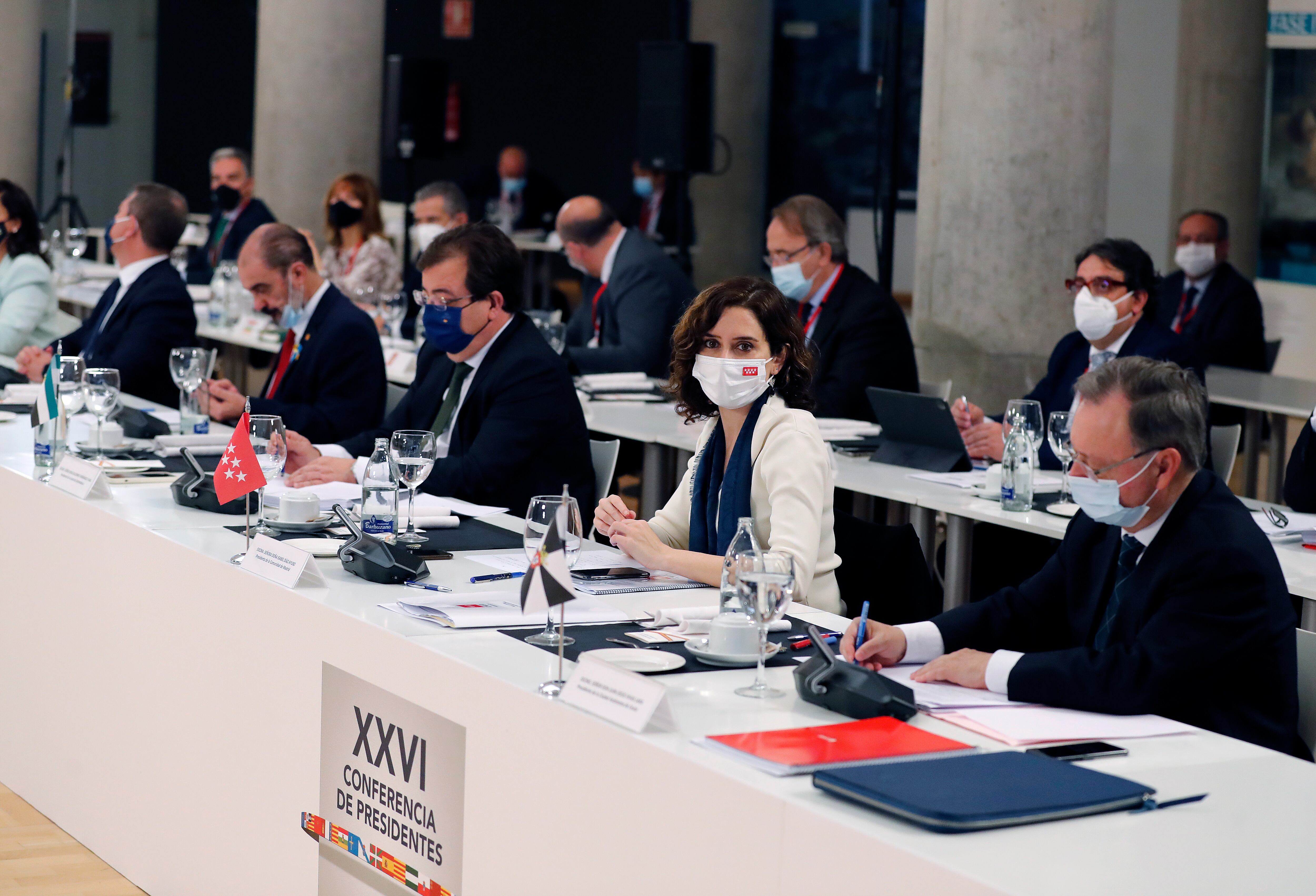 La presidenta de la Comunidad de Madrid, Isabel Díaz Ayuso durante la reunión de la XXVI Conferencia de Presidentes se celebra este domingo en el Museo Arqueológico Benahoarita, en la localidad de Los Llanos de Aridane (La Palma), para discutir el plan de respuesta al impacto que ocasiona la guerra de Ucrania y la acogida a los refugiados, la situación de la pandemia de la covid-19 y la cooperación en materia de emergencias de protección civil. EFE/Juan Carlos Hidalgo