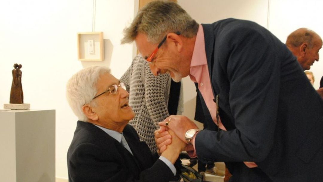 Imagen del exsacerdote, Don Julián, junto al alcalde de Valdepeñas, Jesús Martín, durante la inauguración de la exposición homenaje en 2017 