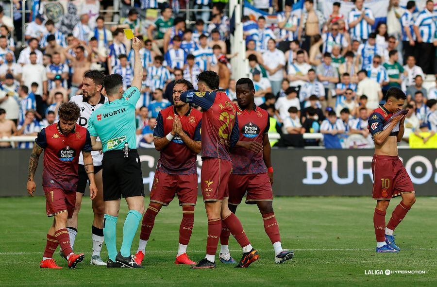 Quagliata recibe la tarjeta amarilla | Foto: LaLiga