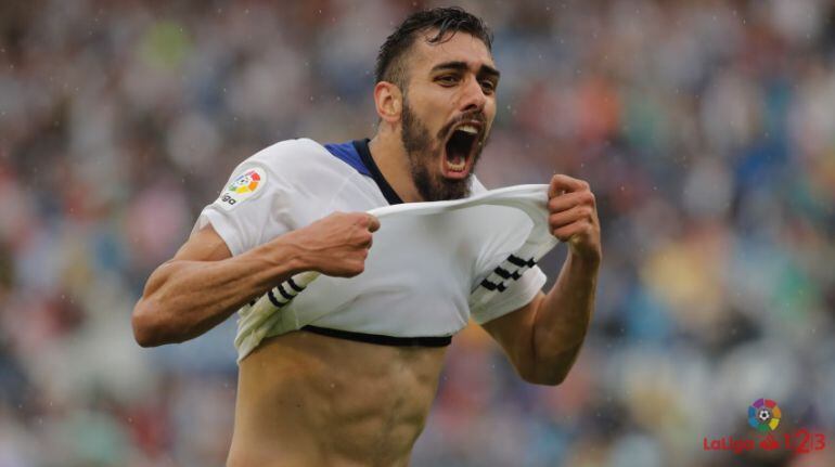 Borja Iglesias celebra un gol con el Real Zaragoza