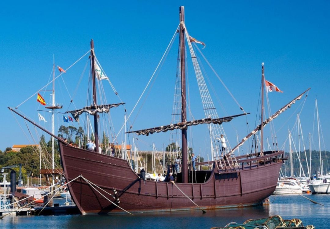 Réplica de &#039;La Pinta&#039; fondeada en el puerto de Baiona.