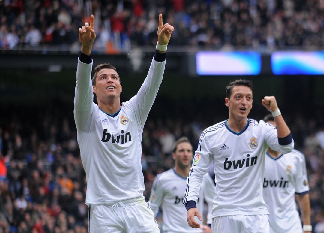 Cristiano Ronaldo y Mesut Ozil celebran un gol con el Real Madrid.