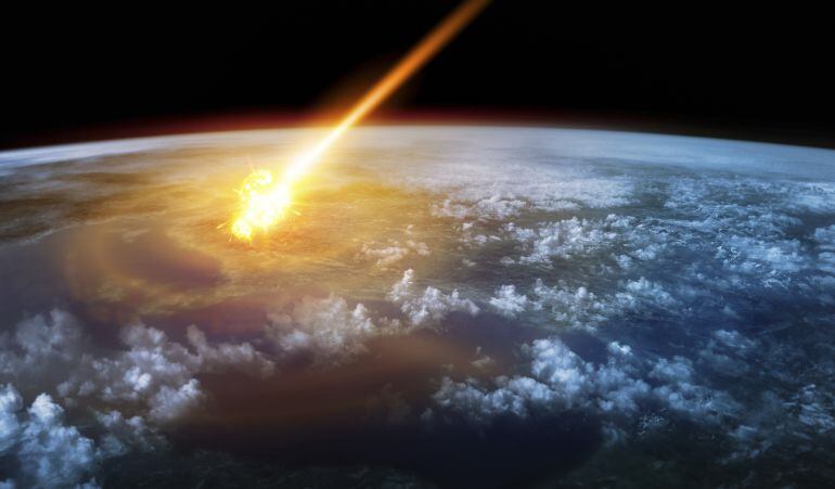 Un meteorito impactando contra la Tierra.