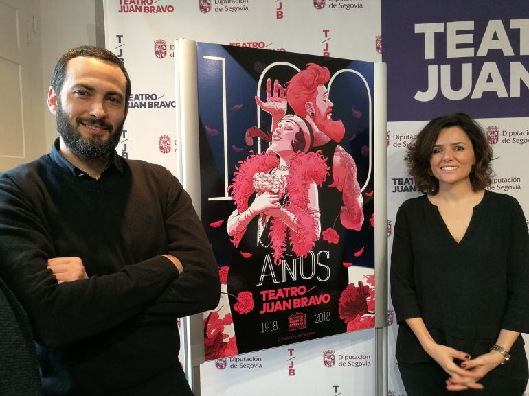 Guillermo Verdugo y sara Dueñas durante la presentación del cartel para el centenario del Teatro Juan Bravo