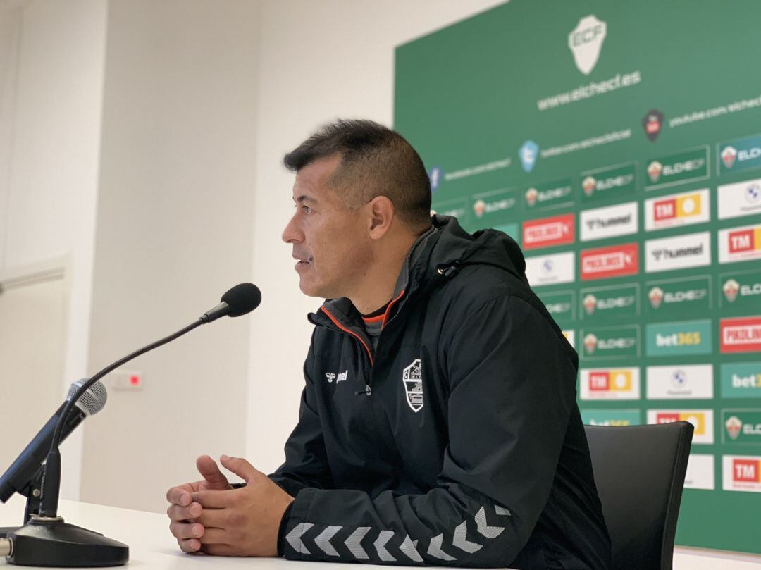 Jorge Almirón durante una rueda de prensa con el Elche