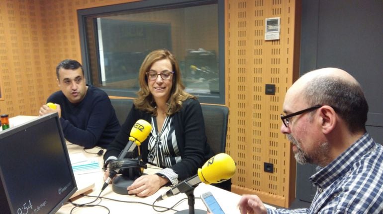 Ángeles Armisén en los estudios de Radio Palencia de la Cadena Ser