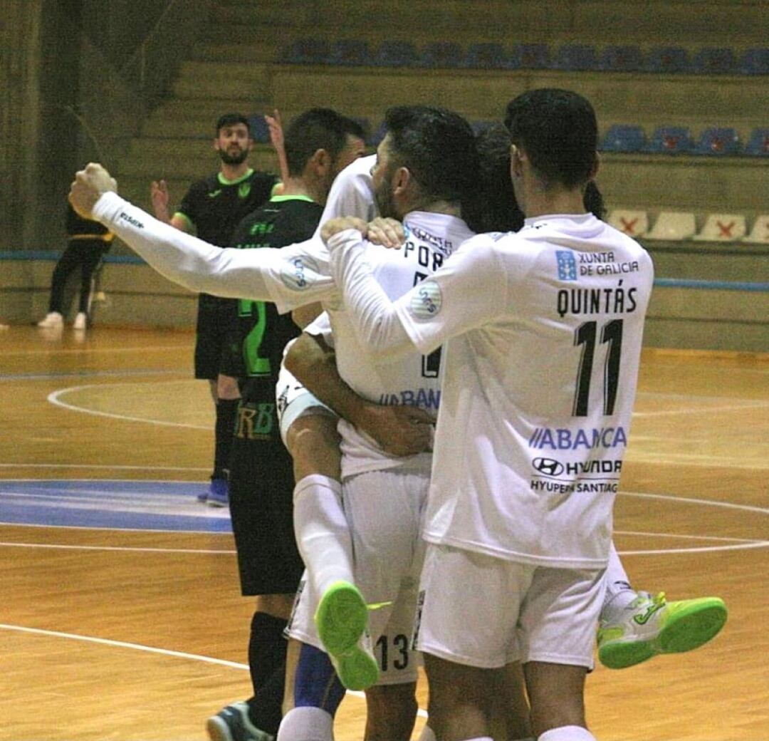 Los jugadores del JERUBEX Santiago celebran un gol de Porto