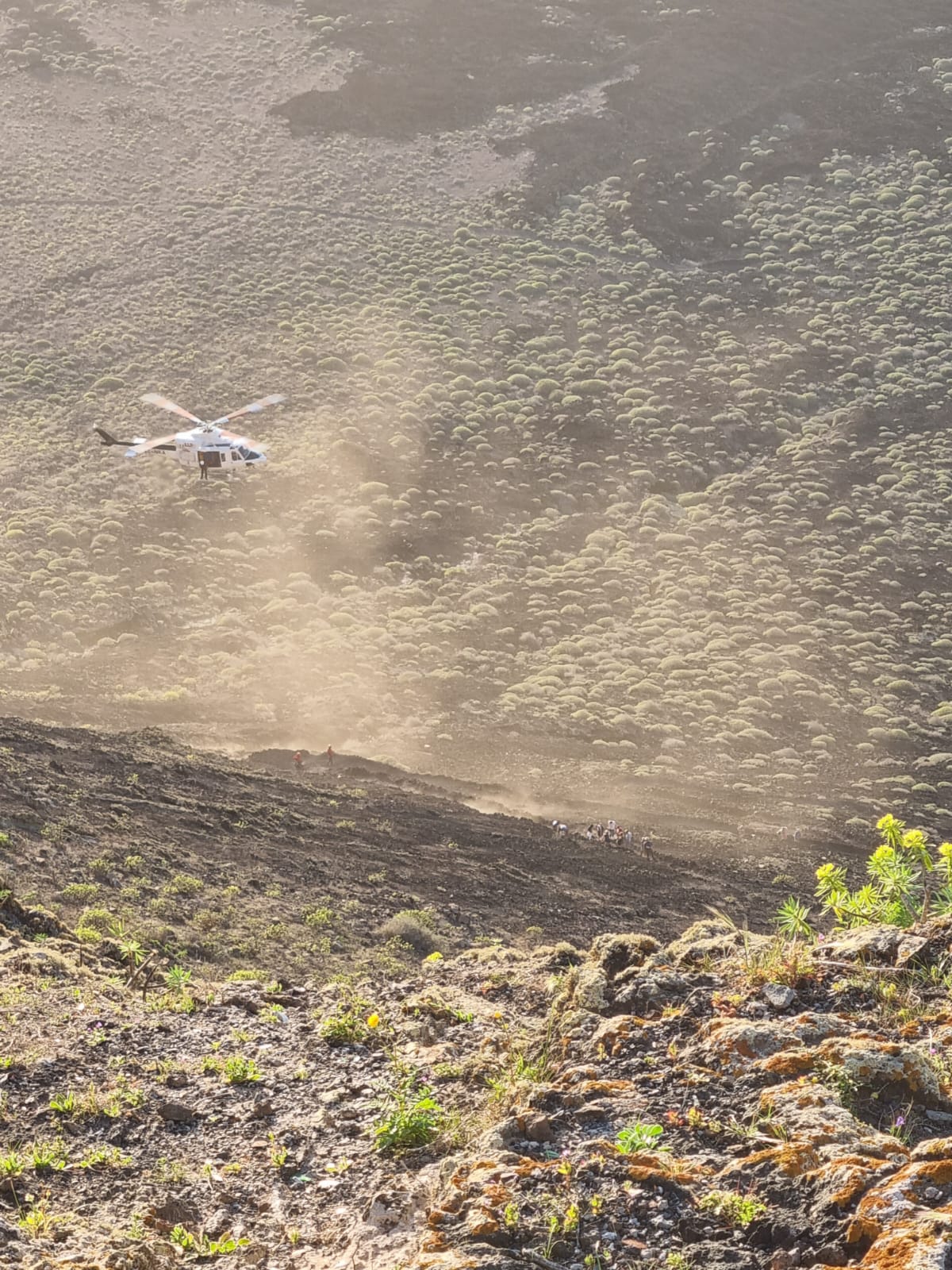 Momento del rescate del senderista con el helicóptero de Emergencias.