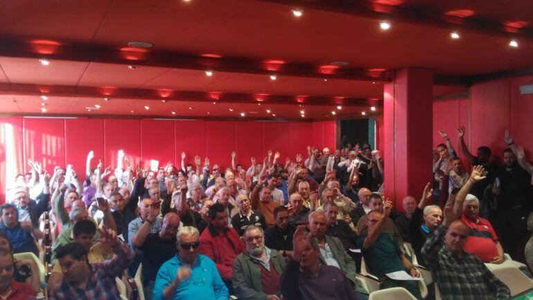 Los socios gimnástico votan en la asamblea de ayer