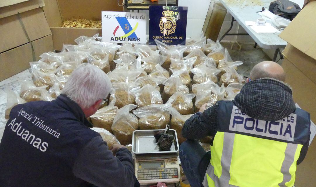 Policía Nacional y Vigilancia Aduanera incautan 300 kg de tabaco de contrabando