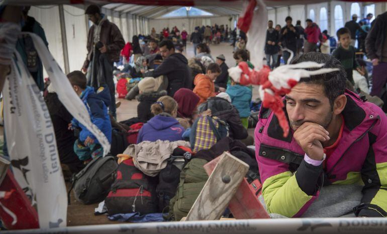 Varios refugiados esperan para cruzar la frontera hacia Alemania, en Hanging, Austria