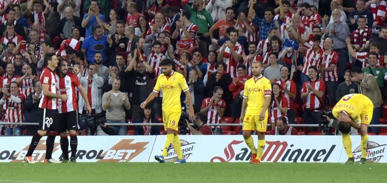 Los jugadores del Athletic, Aritz Aduriz y Beñat celebran el tercer gol del equipo bilbaino.