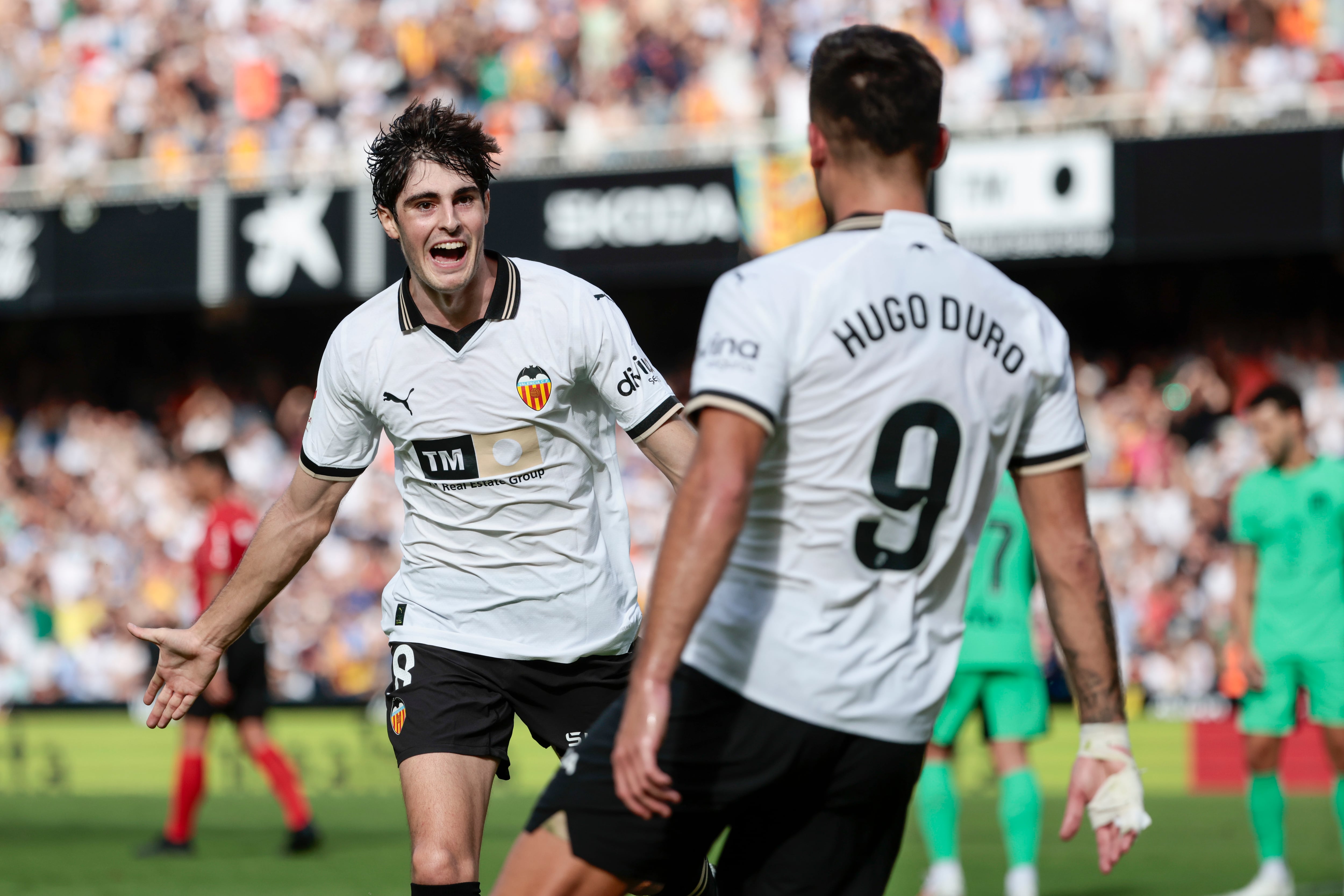 GRAFCVA5787. VALENCIA, 16/09/2023.-- El jugador del Valencia CF, Javi Guerra, tras marcar el 3-0 al Atlético de Madrid durante el partido de Laliga EA Sports que disputan este sábado en el estadio de Mestalla, en Valencia.-EFE/Ana Escobar
