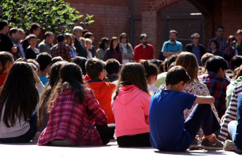 Minuto de silencio por la tragedia ocurra ayer en el Instituto Joan Fuster.