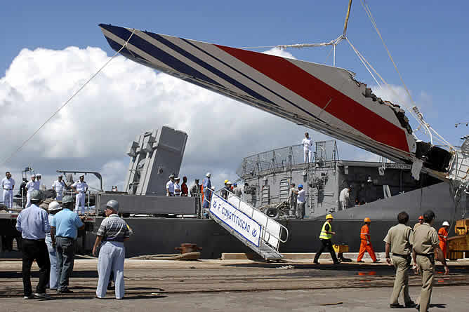 Los buques brasileños han rescatado los cuerpos de 43 de las 228 personas que viajaban a bordo del avión que se estrelló en el Atlántico por causas desconocidas