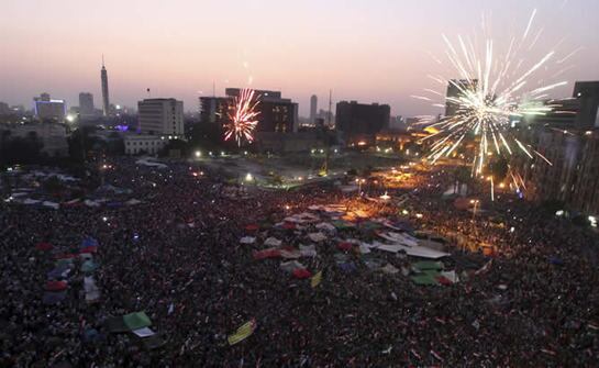 Seguidores del candidato de los Hermanos Musulmanes, Mohamed Mursi, celebran su victoria en las elecciones presidenciales en Egipto en la plaza Tahrir de El Cairo