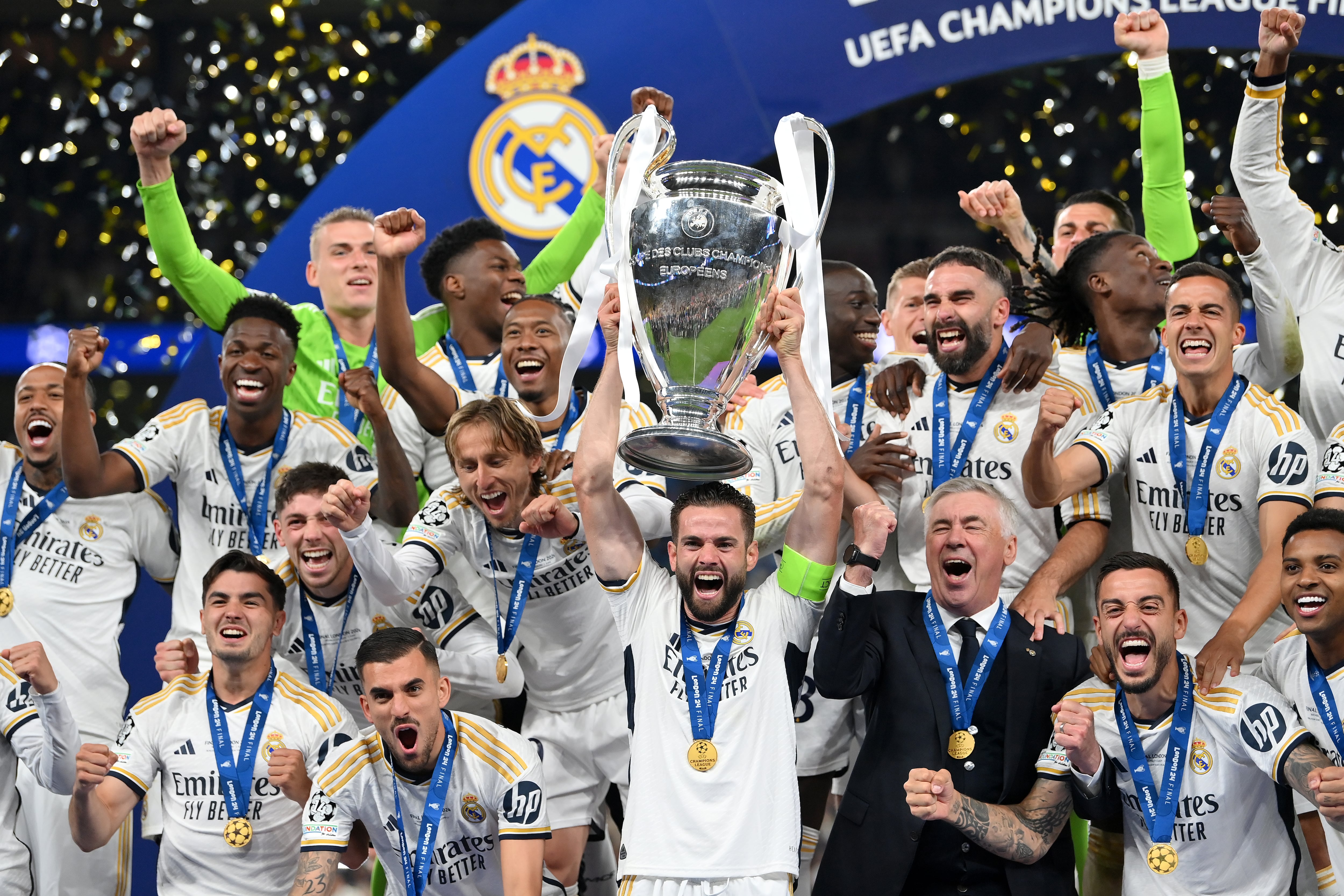 Nacho Fernandez levanta al cielo de Londres la Champions League. (Justin Setterfield/Getty Images)