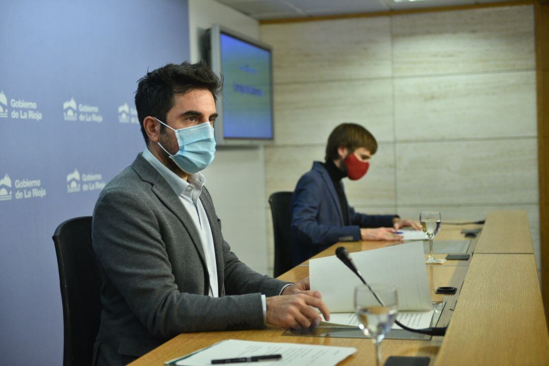 El portavoz del Gobierno, Álex Dorado, y el director general de Salud Pública, Pello Latasa.