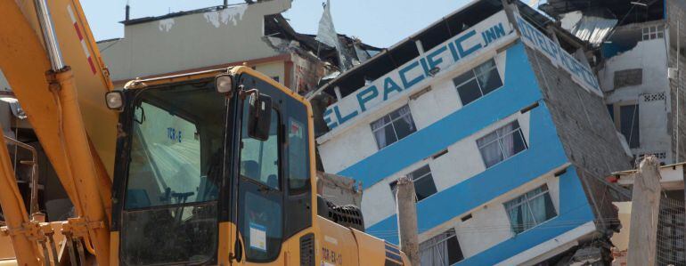 Aspecto de edificios colapsados en Manta (Ecuador)