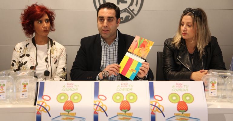 El alcalde de Alcalá La Real, Carlos Hinojosa, junto a la concejala de Educación, Ana Belén Serrano (derecha) y la coordinadora de la campaña, Yolanda Ramírez.