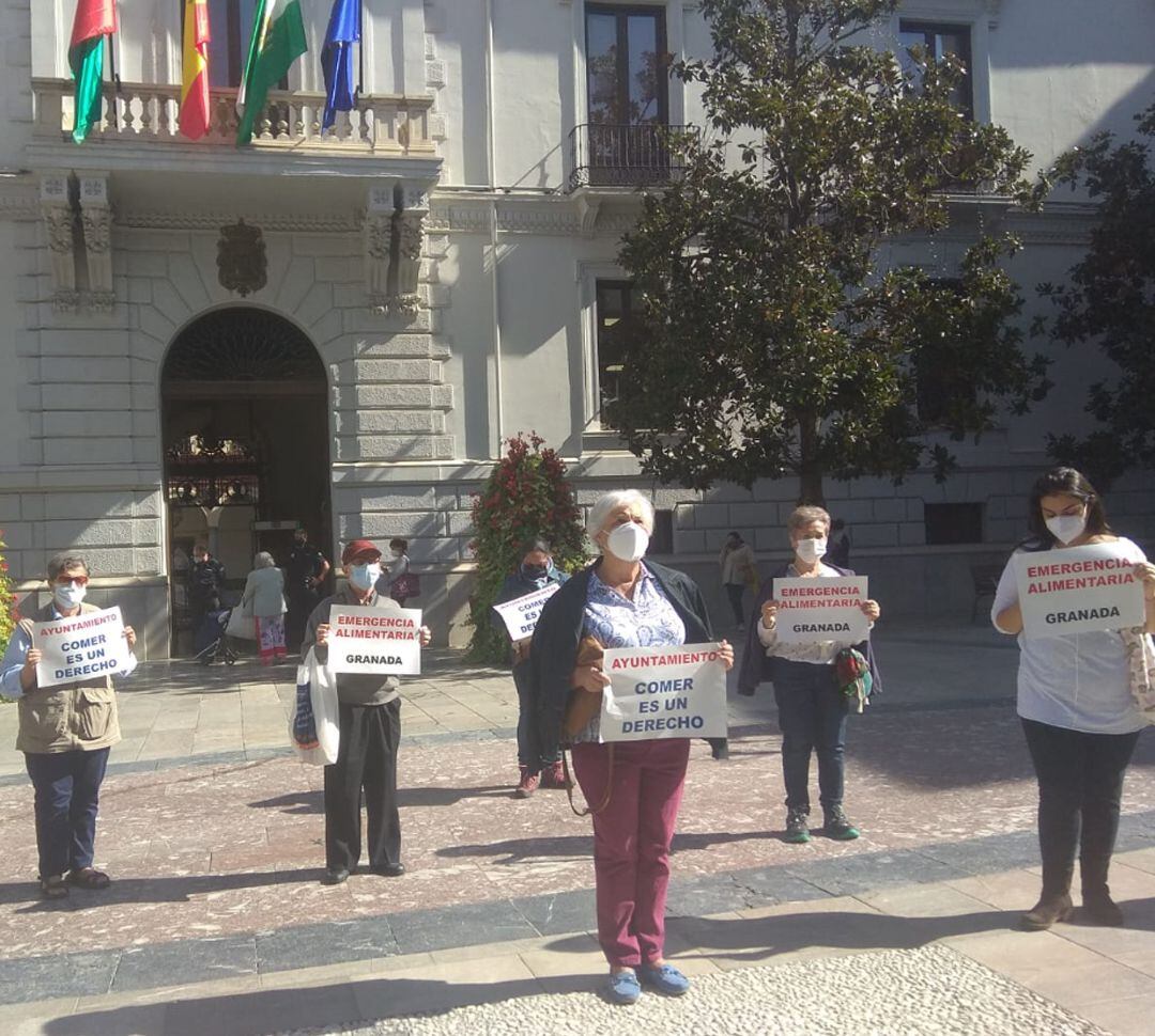 45 organizaciones sociales de Granada han denunciado ante el Ayuntamiento de la capital que 2.500 familias de la ciudad están atravesando una situación de grave emergencia alimentaria. Muchas de ellas &#039;pasan hambre&#039;, han denunciado