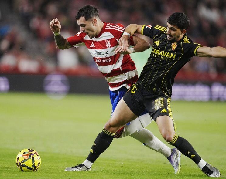 Pomares, en una acción del Granada-Real Zaragoza disputado en Los Cármenes