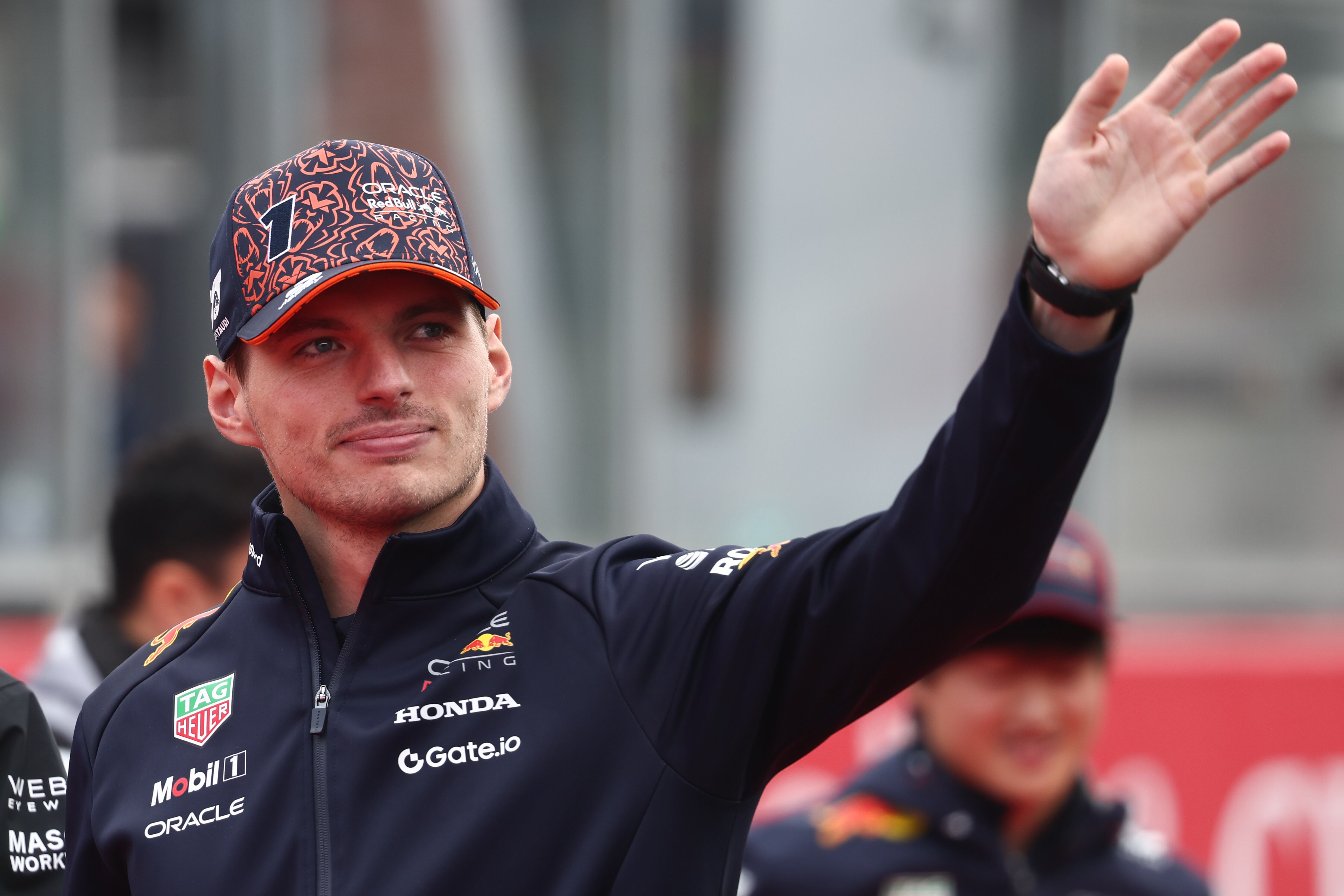 Max Verstappen saluda durante el GP de Bélgica 2025