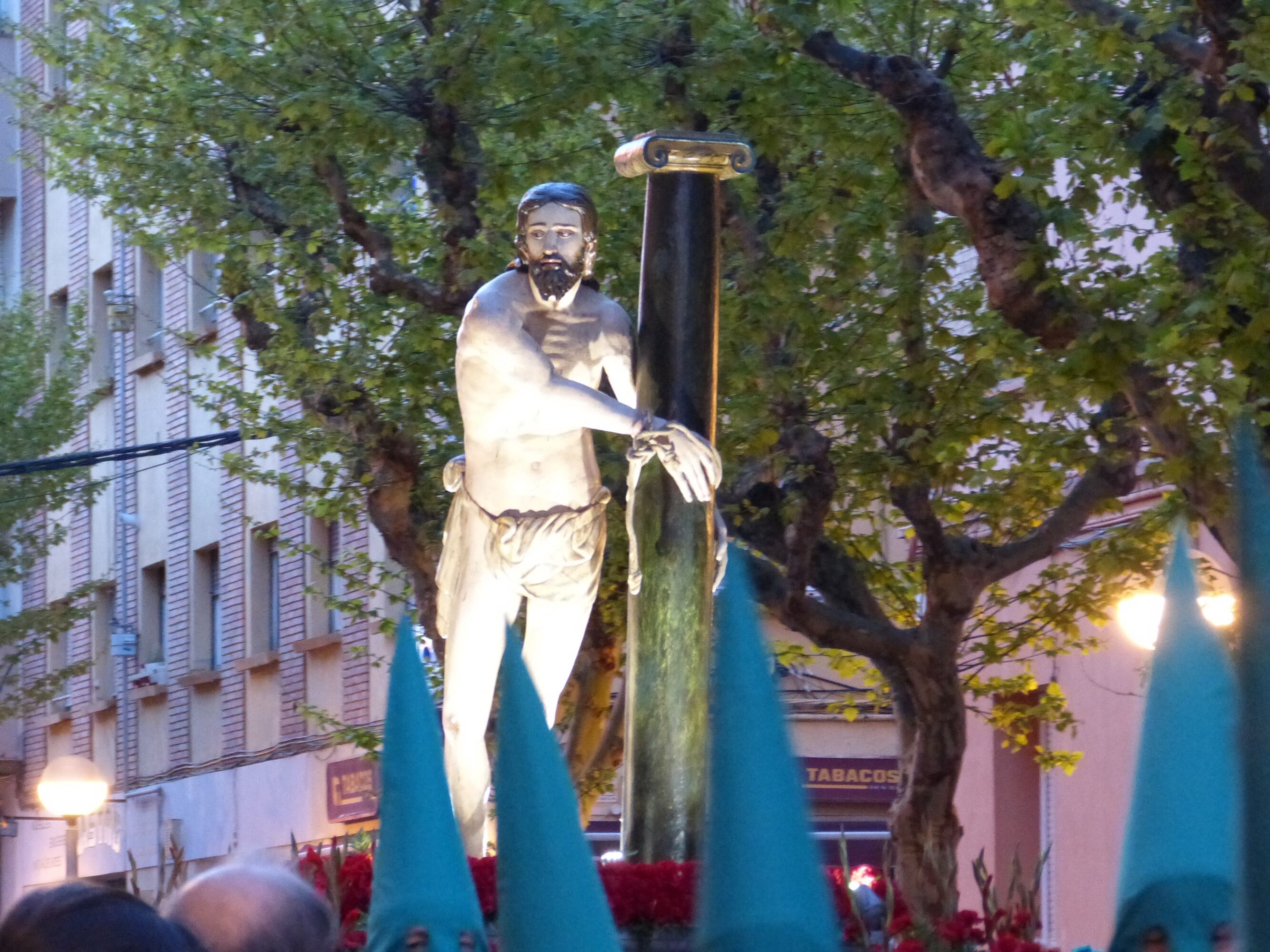 El pasos de Jesús atado a la columna es uno de los pasos más antiguos y con mayor valor en la Semana Santa oscense.