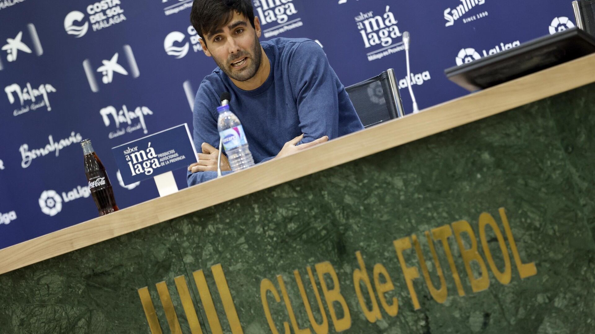 Alberto Escassi, compareciendo ante los medios en la sala de prensa de La Rosaleda