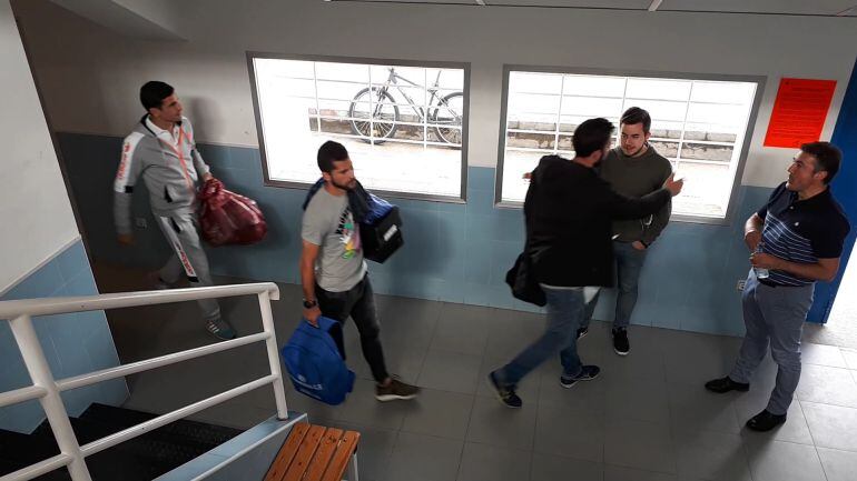 La despedida en El Montecillo de la plantilla, cuerpo técnico y directiva blanquiazules.