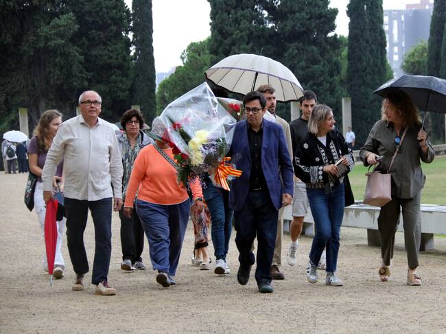 Ofrena d'En Comú Podem a la tomba del president Companys, al cementiri de Montjuïc