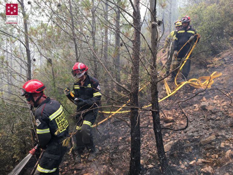 Efectivos del Consorcio Provincial de Bomberos de Castellón trabajan en un incendio.