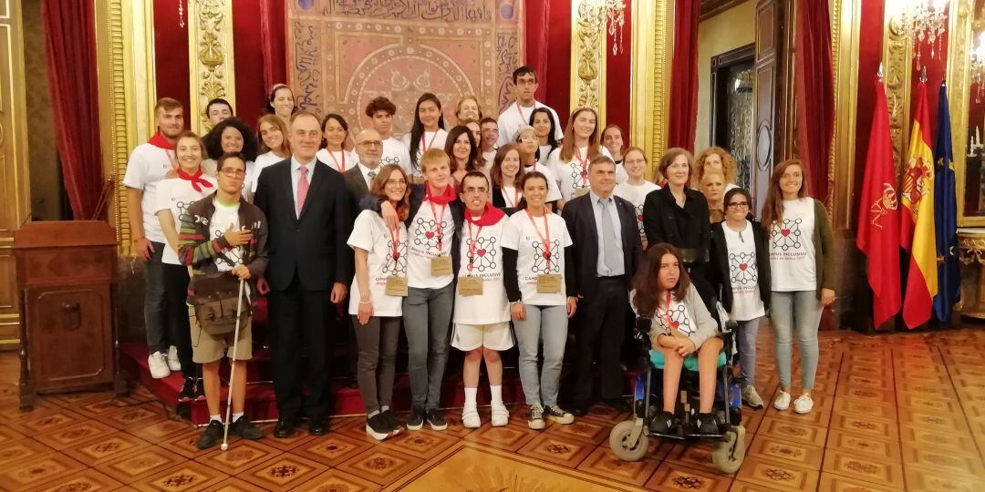 Recepción en el salón del Palacio de Navarra a los 16 estudiantes del programa &#039;Campus inclusivos, campus sin límites&#039;.