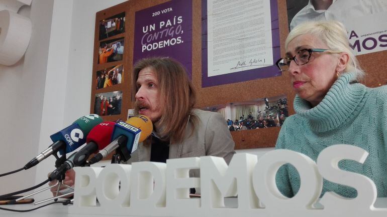 El secretario general de Podemos en Castilla y León, Pablo Fernández, junto a la procuradora zamorana, Maria Josefa Rodríguez Tobal