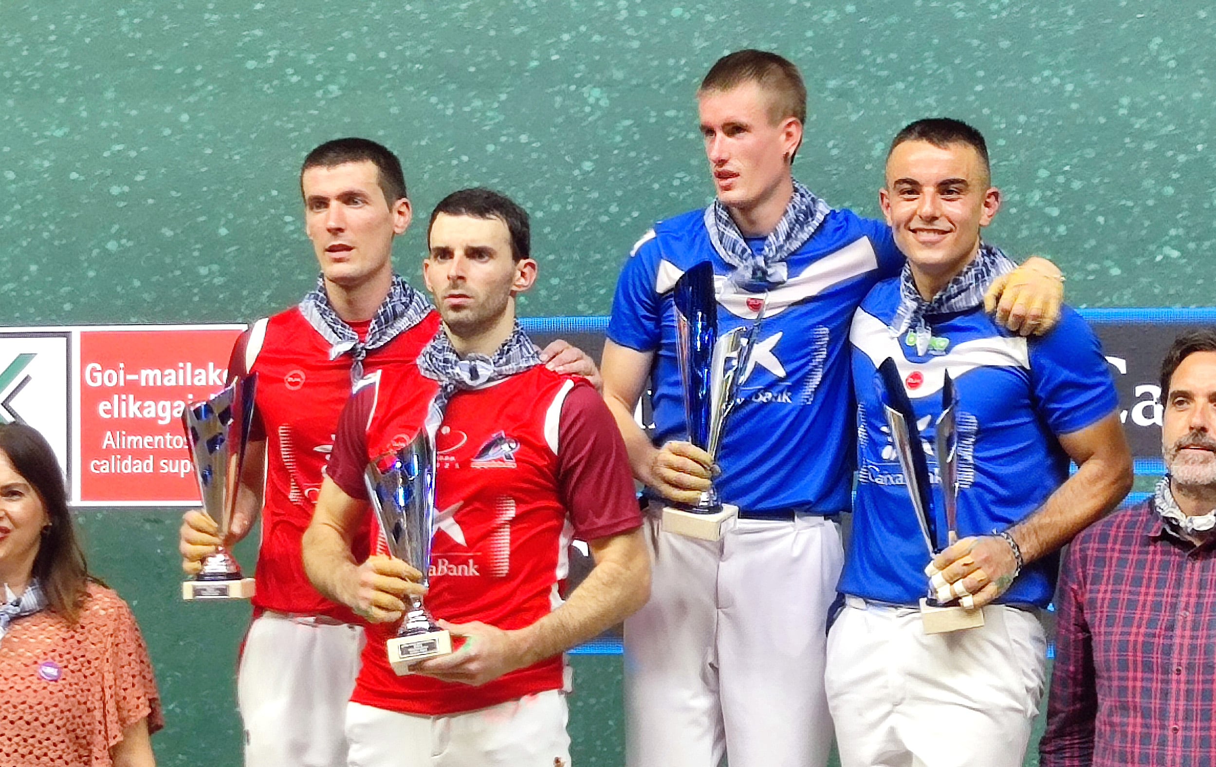 Finalistas serie A con los trofeos