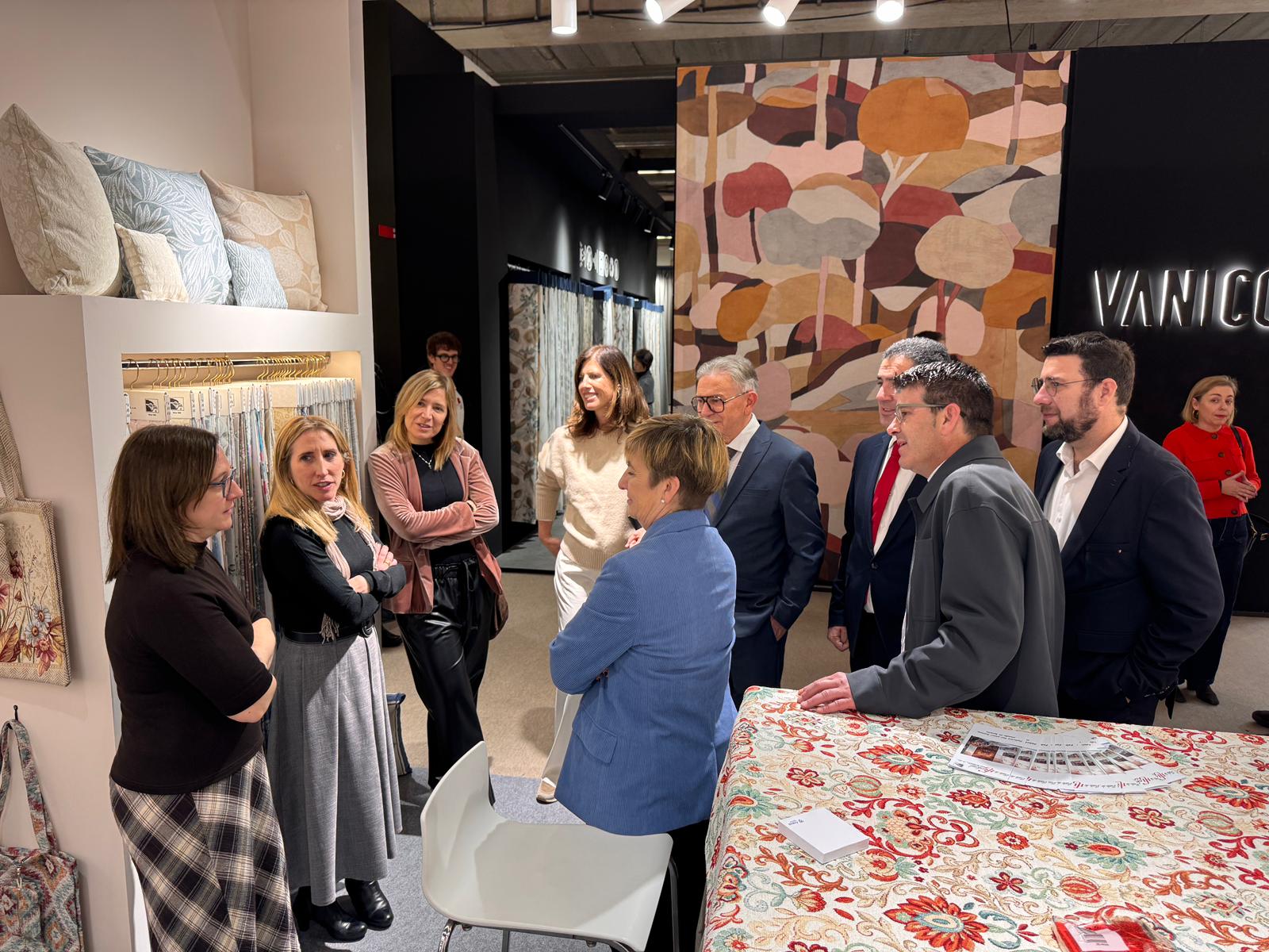 Las autoridades de Alcoy y Ontinyent, junto a la consellera Marián Cano y el presidente de Ateval, José Serna, visitando los expositores en la pasada edición de Heimtextil.