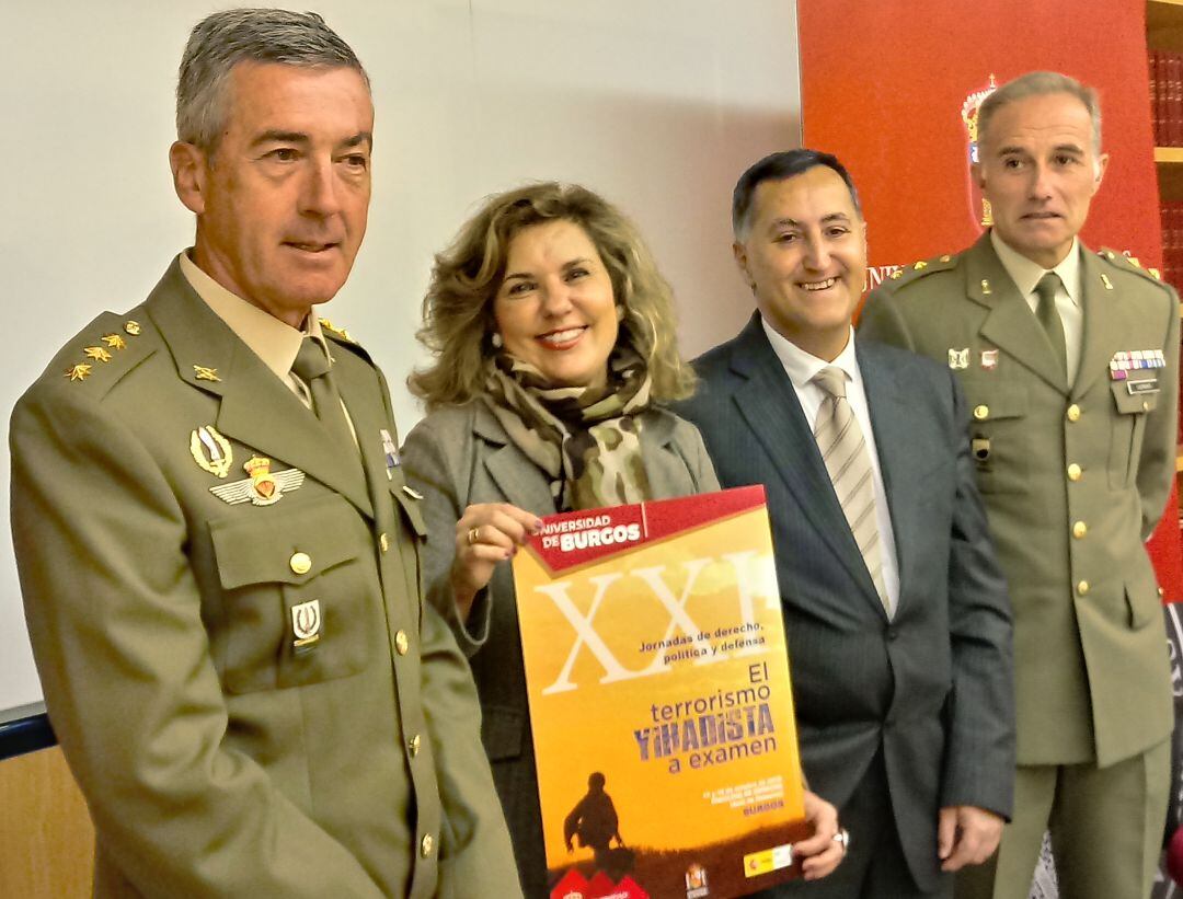 El subdelegado de Defensa, Javier Martínez de Lagos (izda) junto a los organizadores de las Jornadas sobre Derecho, Política y Defensa