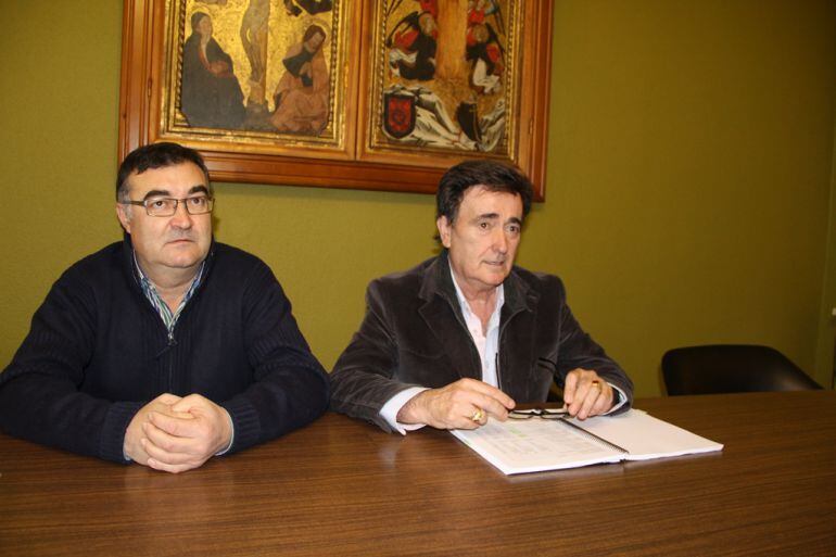 El concejal de Patrimonio, Luis Senovilla, y el alcalde de Cuéllar, Jesús García presentan los presuestos municipales del 2017