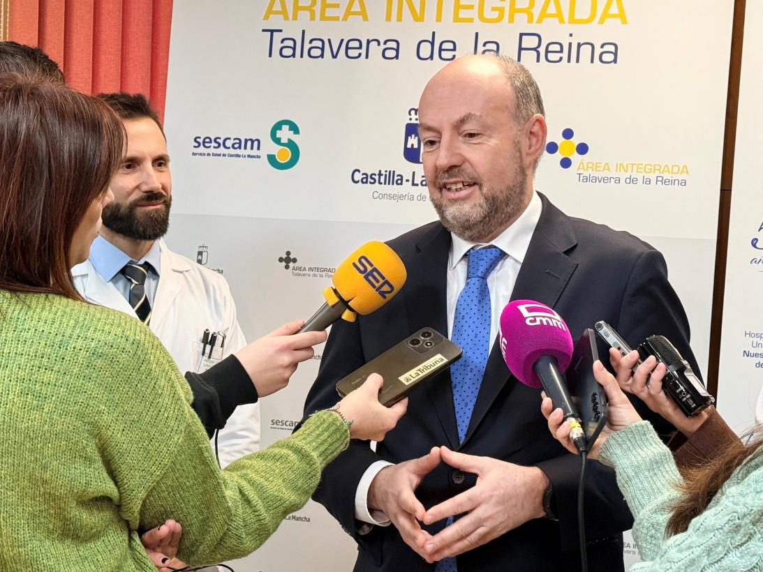 Alberto Jara, director gerente del SESCAM, atiende a los medios de comunicación en Talavera