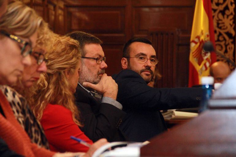 El portavoz socialista, José Benlloch, junto a otros diputados del PSPV. 