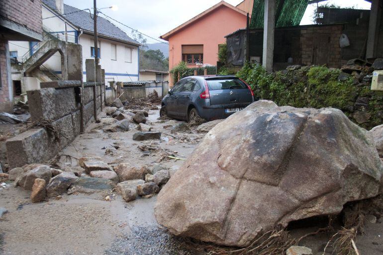  En la foto, una avalancha de rocas sepultó un tramo de la N 555 en Redondela.Salvador Sas