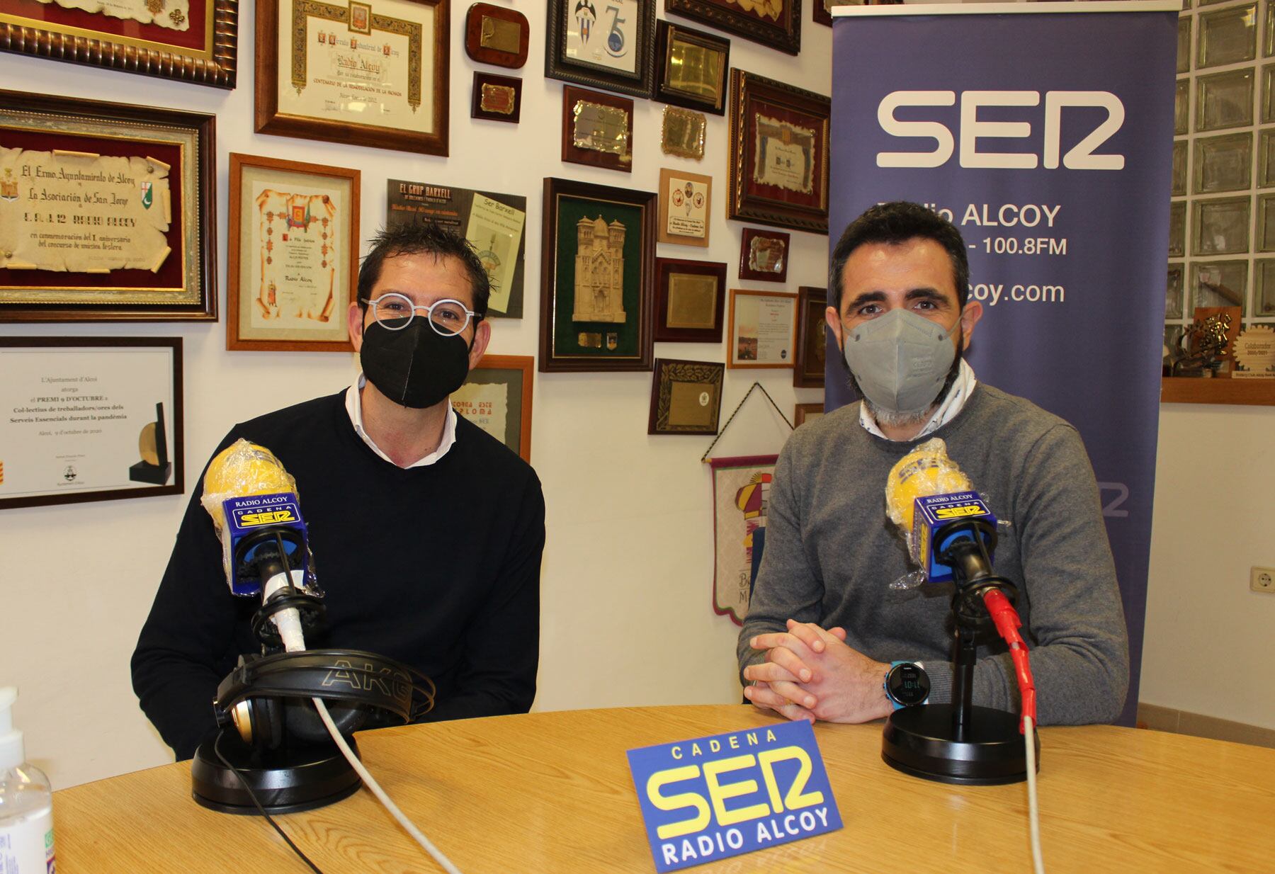 Marc Segura, director de La Salle y Manel Boluda, del equipo dinamizador de la NCA para la Comunidad Valenciana, Baleares y Teruel, en el estudio central de Radio Alcoy