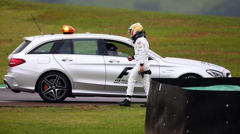 El español vuelve a su garaje en la segunda sesión de entrenamientos del GP de Brasil.