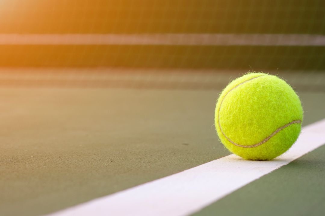 Pelota de tenis sobre una pista. 