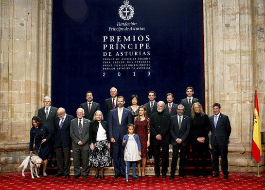 Don Felipe y doña Letizia posan con los galardonados con los Premios Príncipe de Asturias 2013, durante la audiencia que ha tenido lugar en el Hotel de la Reconquista de Oviedo